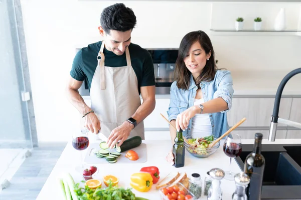 Joven Pareja Latina Haciendo Ensalada Verduras Cocina Casa —  Fotos de Stock