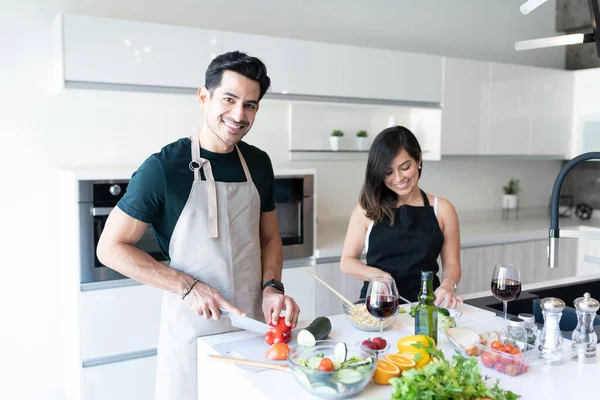 Gülümseyen Genç Bir Çift Mutfakta Sebze Doğruyor — Stok fotoğraf