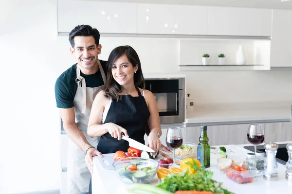 Sorrindo Bem Parecido Jovem Casal Preparando Comida Cozinha Casa — Fotografia de Stock