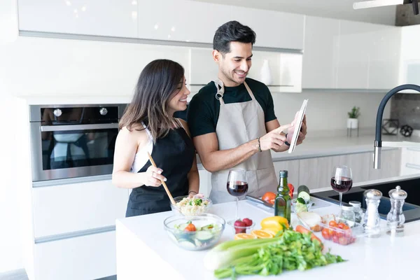 Giovane Coppia Ricetta Apprendimento Attraverso Tablet Digitale Mentre Piedi Isola — Foto Stock