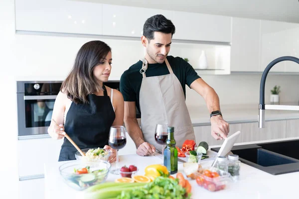 Latina Giovane Coppia Guardando Ricetta Internet Preparare Cibo Casa — Foto Stock