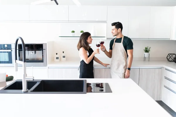 Mutfak Adasının Yanında Dikilen Latin Genç Çift Şarap Kızartıyor — Stok fotoğraf