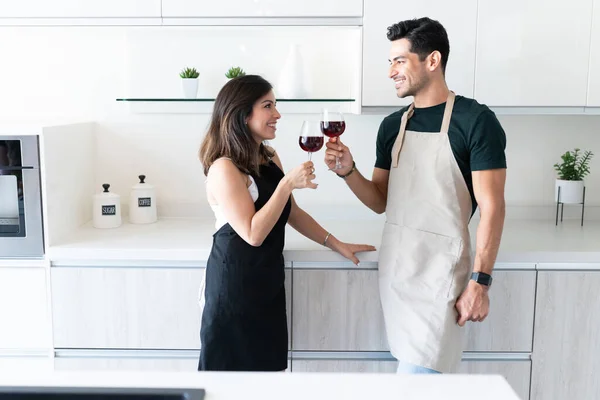 Usmívající Latinský Pár Opékání Sklenice Víno Při Stání Kuchyňské Linky — Stock fotografie