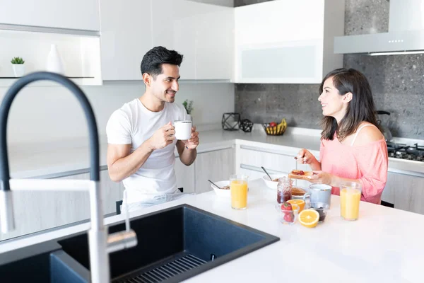 Sorrindo Casal Jovem Hispânico Tomando Café Manhã Ilha Cozinha — Fotografia de Stock