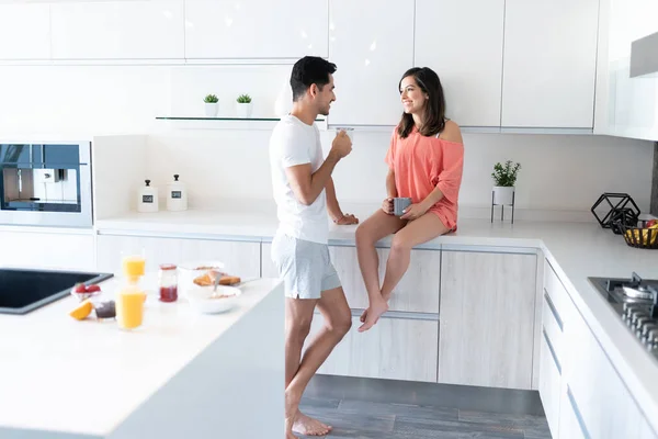 Giovane Coppia Ispanica Parlando Mentre Beve Caffè Mattino Casa — Foto Stock