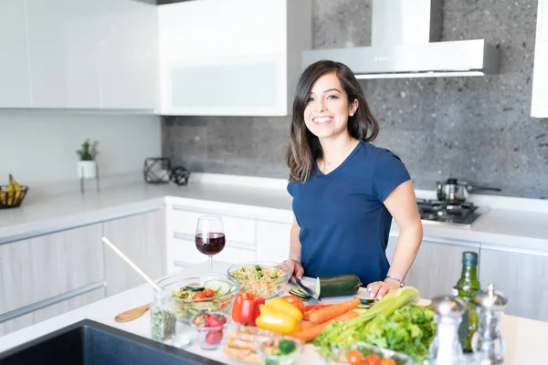 Mujer Latina Joven Segura Con Varias Verduras Isla Cocina — Foto de Stock