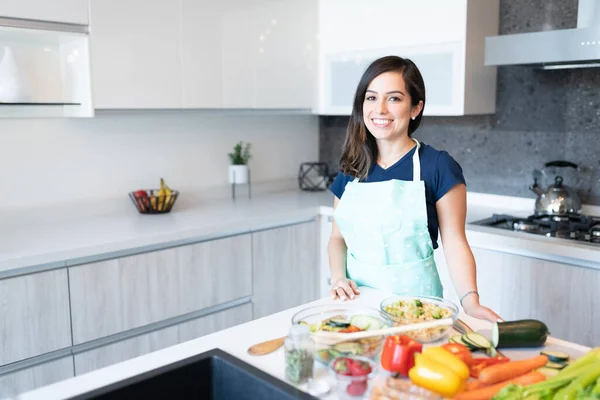 Sorridente Giovane Donna Attraente Con Varie Verdure Sull Isola Cucina — Foto Stock