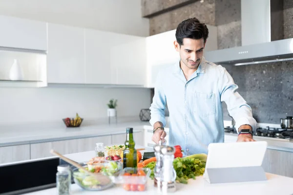 Giovane Uomo Che Guarda Ricetta Online Tablet Digitale Preparare Cibo — Foto Stock