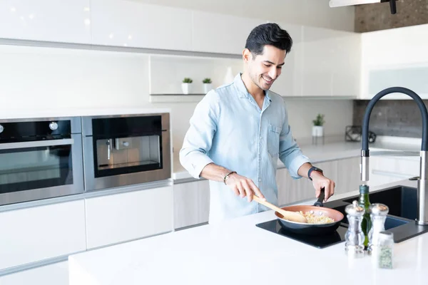 Bello Latino Giovane Che Cucina Pasta Cucina Casa — Foto Stock