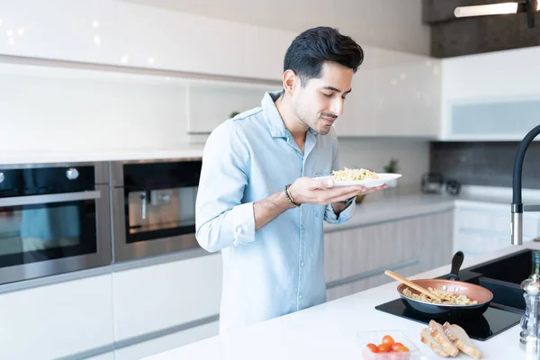 Joven Guapo Hispano Oliendo Pasta Plato Con Los Ojos Cerrados — Foto de Stock