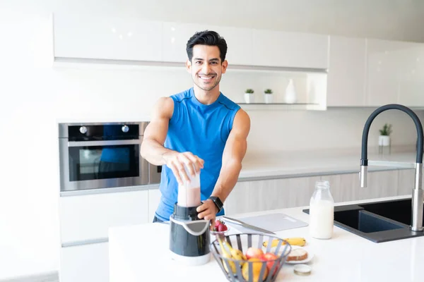 Sorridente Ispanico Bell Uomo Preparare Frullato Fragole Casa Prepararsi Suo — Foto Stock