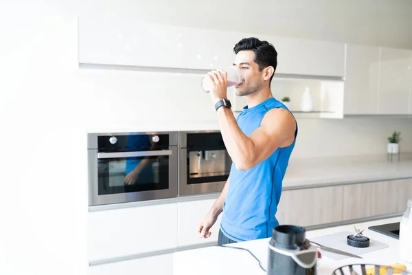 Activo Joven Latino Bebiendo Batido Fresa Cocina — Foto de Stock