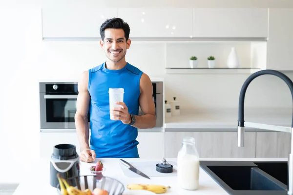 Porträt Eines Lächelnden Jungen Mannes Mit Erdbeer Milchshake — Stockfoto