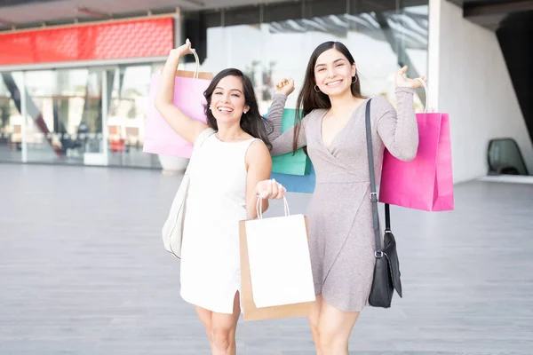 Gelukkige Vrienden Met Tassen Genieten Van Winkelen Winkelcentrum — Stockfoto