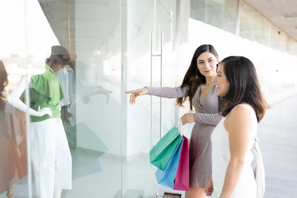 Hermosa Mujer Que Muestra Maniquí Exhibición Ventana Amigo Mientras Que —  Fotos de Stock