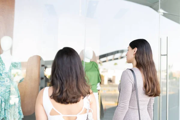 Freunde Betrachten Kleidungsstücke Die Geschäft Zum Verkauf Angeboten Werden — Stockfoto