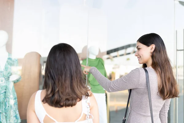 Hermosa Mujer Apuntando Pantalla Ventana Centro Comercial —  Fotos de Stock