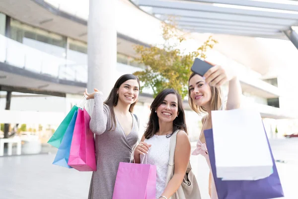 Glada Attraktiva Kvinnliga Vänner Som Tar Selfie Medan Bär Shoppingväskor — Stockfoto