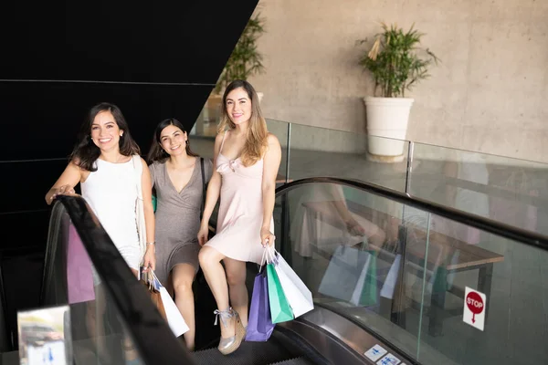 Mulheres Atraentes Felizes Com Sacos Compras Escada Rolante Shopping — Fotografia de Stock