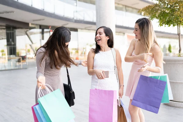 Gelukkig Vrouwelijke Vrienden Besteden Vrije Tijd Samen Winkelen Uit Winkelcentrum — Stockfoto