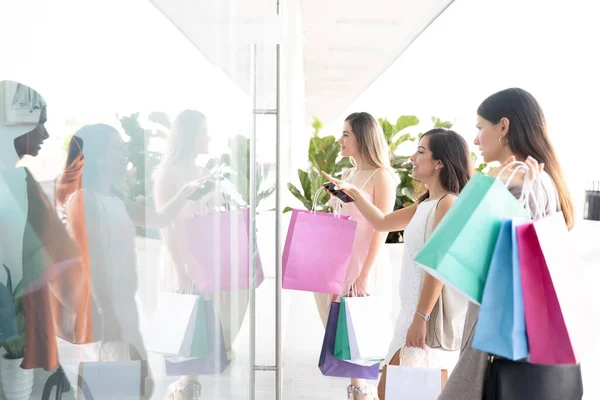 Amis Féminins Regardant Vitrine Magasin Dans Centre Commercial — Photo