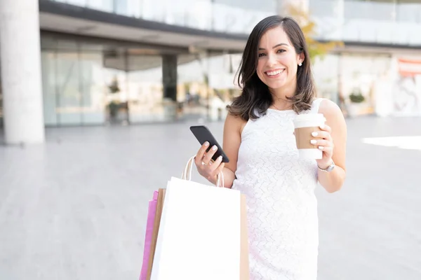 Alışveriş Merkezinde Akıllı Telefon Kahveyle Gülümseyen Çekici Kadın — Stok fotoğraf