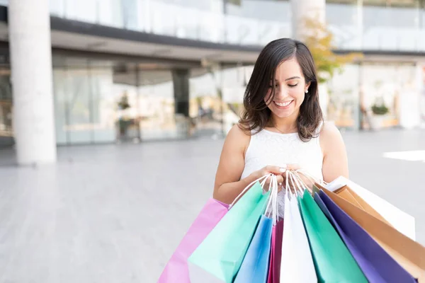 Fröhliche Frau Mit Bunten Einkaufstaschen Vor Einkaufszentrum — Stockfoto