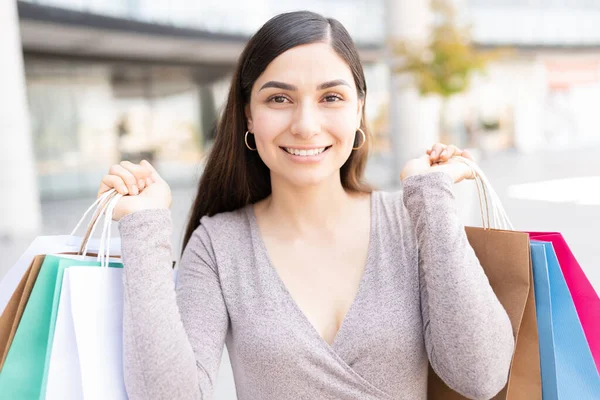 ショッピングバッグを運ぶ幸せな魅力的な若い女性の肖像画 — ストック写真
