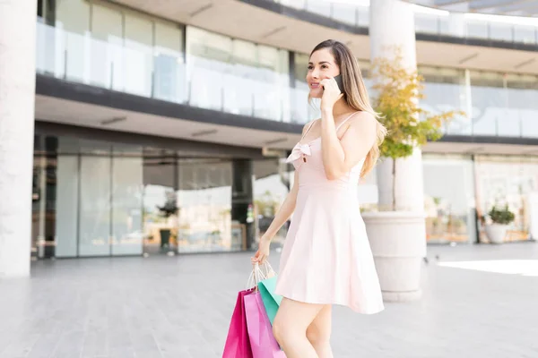 Attractive Caucasian Woman Talking Mobile Phone While Walking Shopping Center — Stock Photo, Image