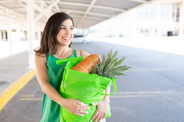 Sorrindo Mulher Caucasiana Olhando Embora Enquanto Carrega Saco Supermercado — Fotografia de Stock