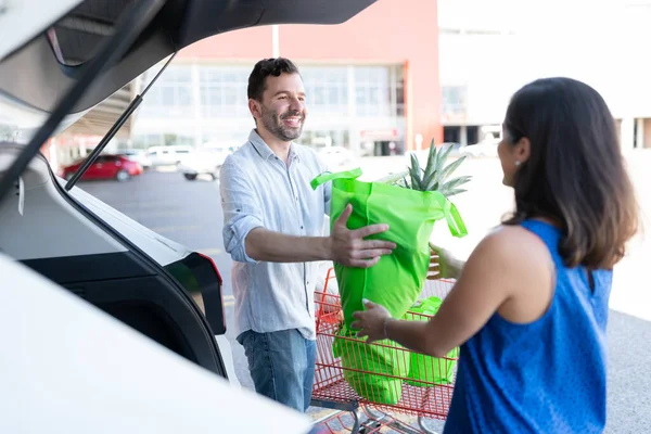 Heureux Couple Chargement Sacs Épicerie Dans Voiture Garée Extérieur Supermarché — Photo