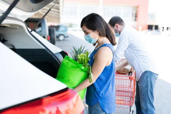 Пара Загрузки Многоразовых Продуктовых Пакетов Автомобиль Припаркованный Возле Супермаркета Время — стоковое фото