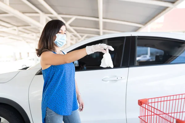 Frau Mit Mundschutz Wirft Nach Einkauf Handschuhe Auf Parkplatz — Stockfoto