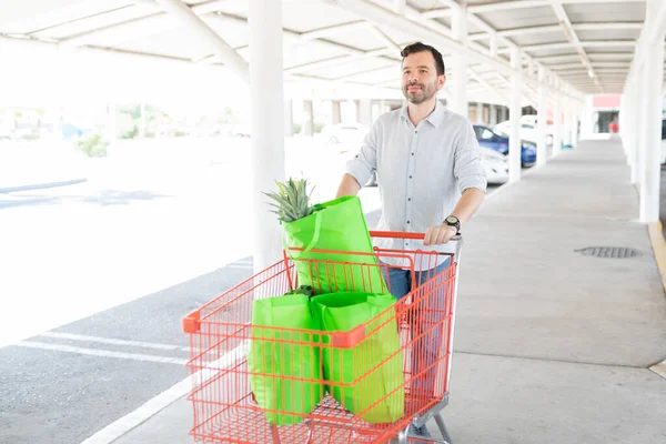 Hombre Hispano Bien Parecido Con Bolsas Comestibles Reutilizables Carrito Compras — Foto de Stock