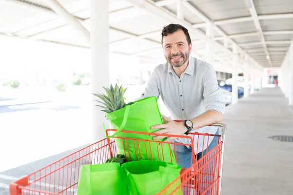 Hombre Latino Sonriente Con Bolsas Comestibles Reutilizables Estacionamiento Del Supermercado — Foto de Stock