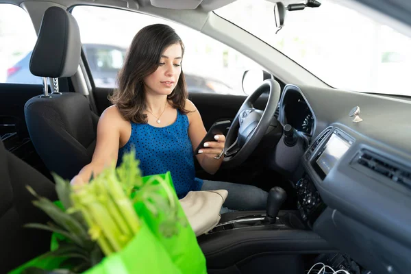 Donna Caucasica Che Controlla Lista Della Spesa Sul Telefono Cellulare — Foto Stock