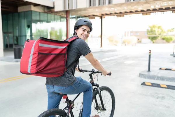 Sorrindo Homem Entrega Hispânica Com Mochila Andar Bicicleta Cidade — Fotografia de Stock