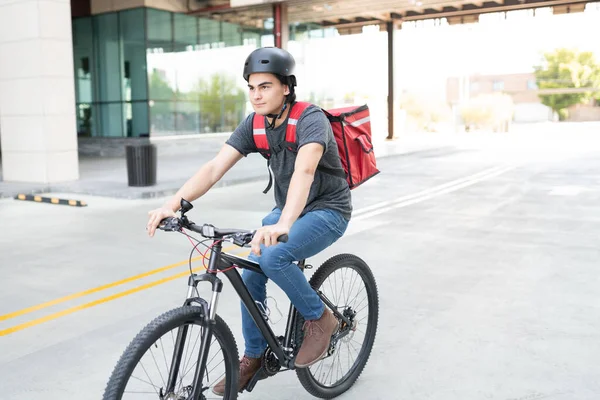 Latein Gut Aussehender Zusteller Mit Rucksack Fährt Fahrrad Auf Straße — Stockfoto