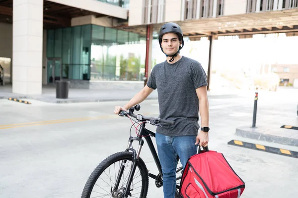 Gut Aussehender Junger Essenslieferant Steht Mit Fahrrad Der Stadt — Stockfoto