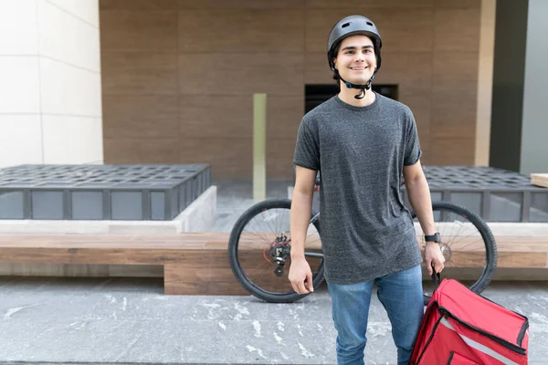 Sırt çantası taşıyan gülümseyen Latin teslimatçı