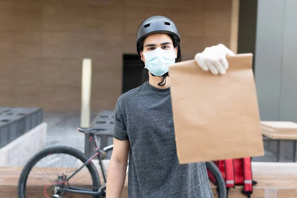 Homem Entrega Máscara Facial Mostrando Parcela Enquanto Estava Cidade Durante — Fotografia de Stock