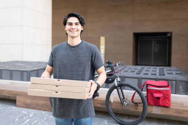 Sorrindo Bonito Entregador Latino Carregando Pilha Caixas Pizza — Fotografia de Stock