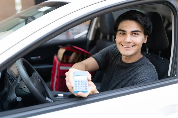 Leende Ung Leverans Man Visar Kreditkort Läsare Från Bilen — Stockfoto