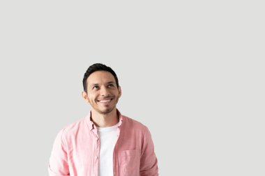 Stüdyoda fotokopi odasına bakarken yeni fikirler ve ilham getiren İspanyol bir gencin portresi.