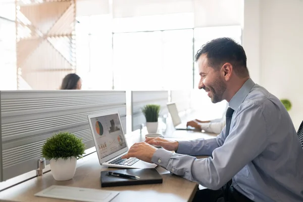 Усміхнений Бізнесмен Працює Ноутбуці Сидячи Столом Офісі — стокове фото