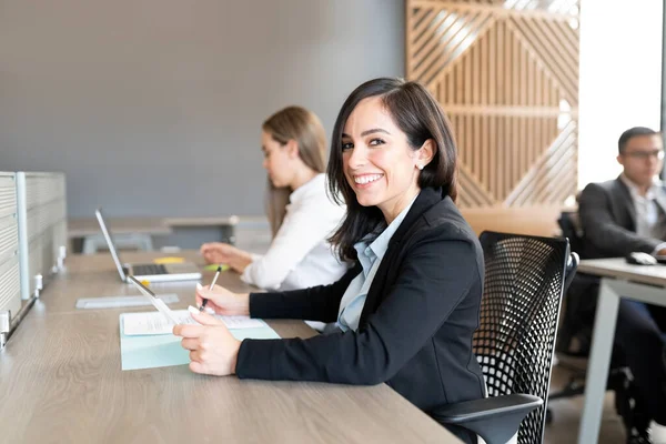 Portrait Une Jeune Femme Affaires Souriante Assise Son Bureau Avec — Photo