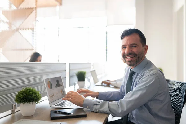 Porträt Eines Lächelnden Erwachsenen Geschäftsmannes Der Mit Laptop Büro Seinem — Stockfoto