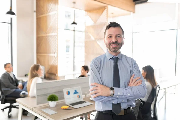 Portrait Cols Blancs Debout Devant Son Bureau Bureau Avec Des — Photo