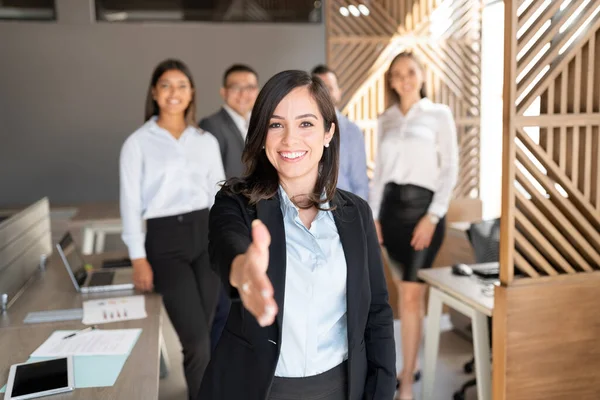 Mujer Negocios Caucásica Extendiendo Mano Para Apretón Manos Con Colegas —  Fotos de Stock