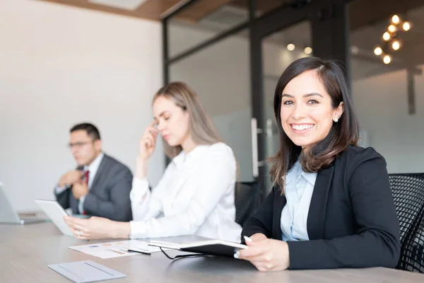 Retrato Hermosa Joven Mujer Negocios Caucásica Sentada Mesa Conferencias Con — Foto de Stock